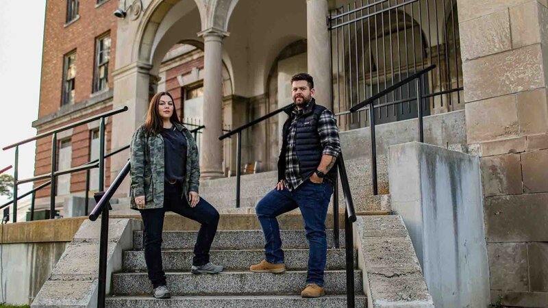 Horizontal shot of Jack Osbourne and Katrina Weidman stand on the front entrance stairs of Eloise Hospital – Bild: Discovery, Inc.