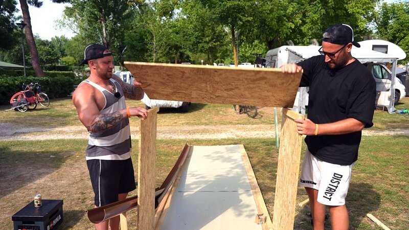 Die Bodensee-Boys Dennis (li.) und Sascha treiben ihr wohl ehrgeizigstes Bauprojekt weiter voran. Die selbstgebastelte Bowlingbahn soll endlich fertig werden – Bild: RTLZWEI – Recht zum Abdruck/​Darstellung zeitlich/​sachlich beschränkt auf die Bewerbung der Sendung