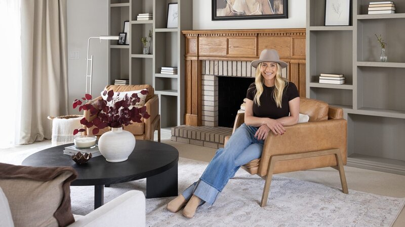 Host Jasmine Roth in the renovated Herrera home, as seen on Help! I Wrecked My House, Season 5. – Bild: Warner Bros. Discovery