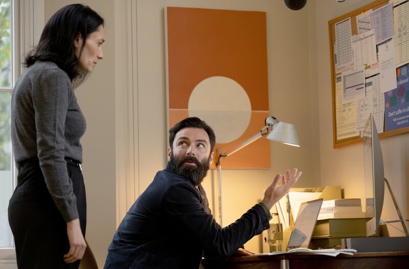 Joseph O’Loughlin (Aidan Turner, re.) zeigt Fenwick (Sian Clifford) seine Entdeckung. – Bild: ARD Degeto/​ITV Studios