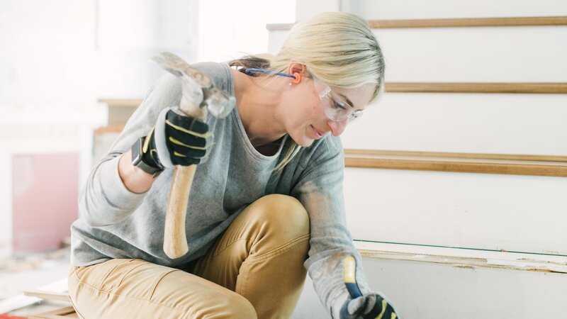 Jasmine Roth gets the stairs ready for their new custom copper-treated boards. – Bild: Scripps Networks, LLC.