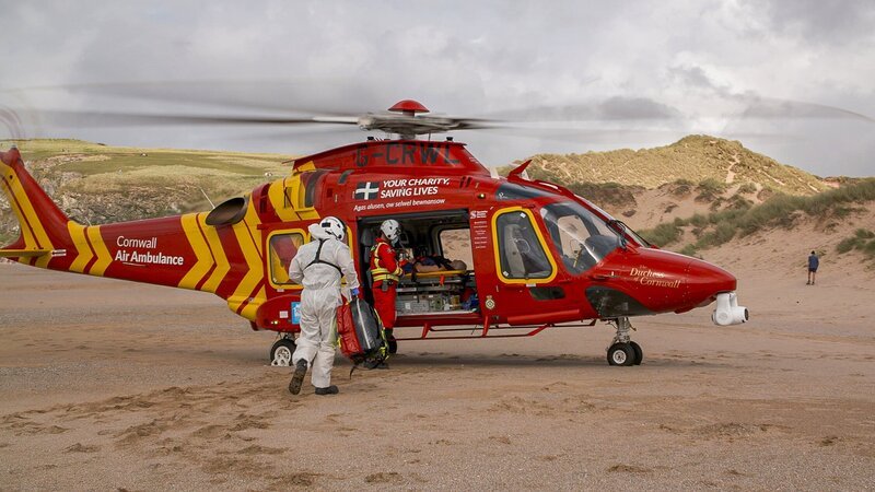 Ep105 – Paramedics arrive on the beach. – Bild: Really /​ Beagle Media Limited /​ Discovery Communications