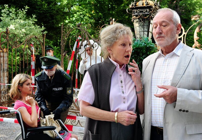ARD STURM DER LIEBE FOLGE 1626, Geistesgegenwärtig steckt Marlene (Lucy Scherer, l.) den Sonnbichlers (Antje Hagen, 2.v.r., und Sepp Schauer, r.) die Gegenmittelprobe zu, bevor sie von der Polizistin (Komparsin, 2.v.l.) durchsucht wird. – Bild: ARD/​Ann Paur
