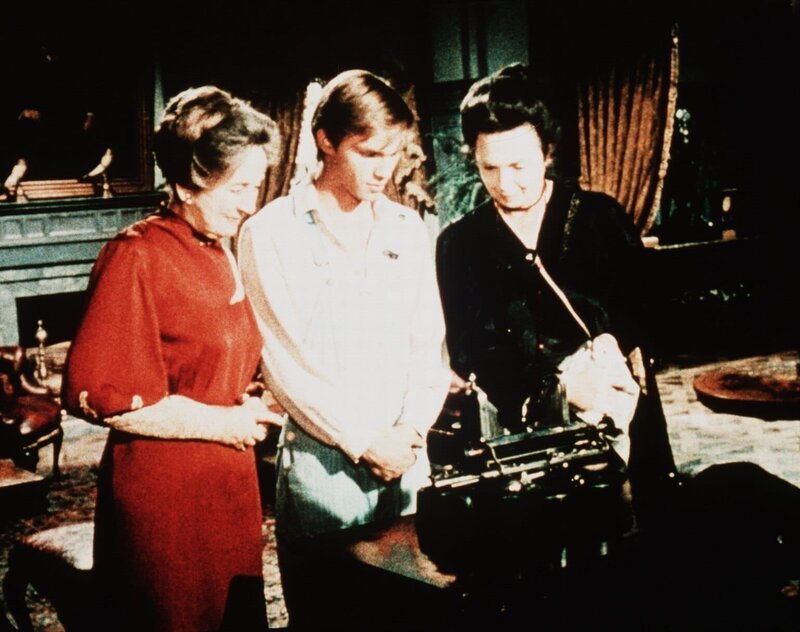 Miss Emily (Mary Jackson, r.) und Miss Mamie Baldwin (Helen Kleeb, l.) staunen mit John-Boy (Richard Thomas, M.) über die Schreibmaschine, die vom Vater der Baldwins stammt. – Bild: Sat.1 Gold