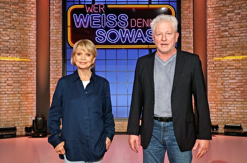 Als Kandidat:innen zu Gast bei „Wer weiß denn sowas?“: Die Schauspielerin Uschi Glas (l.) und der Schauspieler Miroslav Nemec (r.). – Bild: ARD/​Morris Mac Matzen