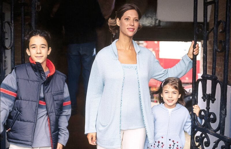 Kate (Carin C. Tietze) und ihre beiden Kinder Miranda (Roxanne Borski) und William (Raphael Ghobadloo) fühlen sich in der neuen Heimat wohl. – Bild: ORF/​ZDF