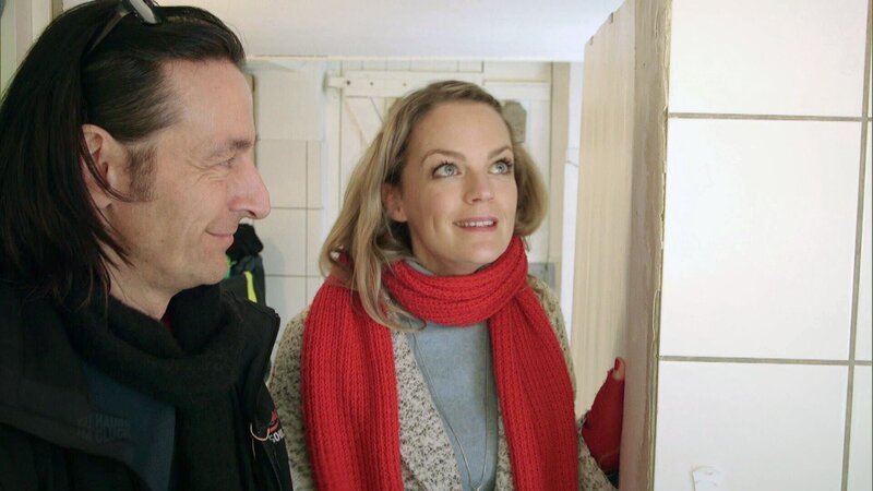 John Kosmalla,li, Eva Brenner,re. Das Team von „Zuhause im Glück“ will der verzweifelten Familie helfen und ihr altes Haus zu einem gemütlichen Rückzugsort machen. – Bild: RTL II