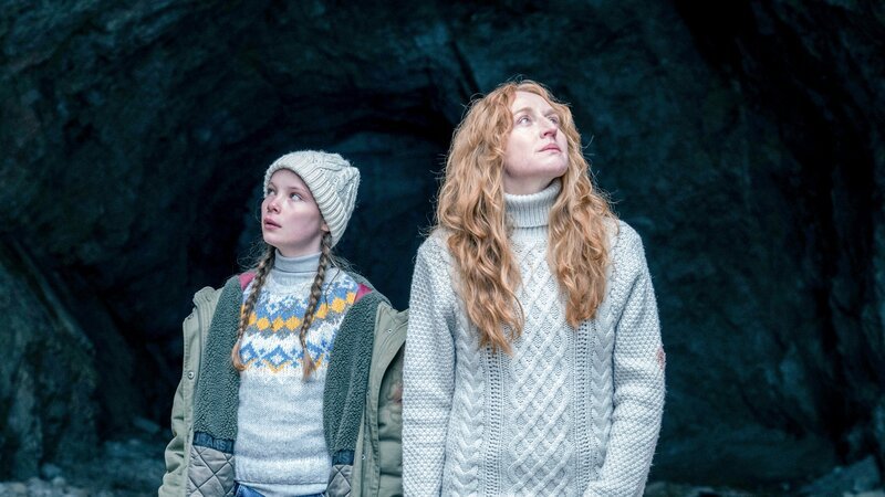 Lucia (Brigitte Hobmeier) und Alma (Laeni Geiseler) vor der Höhle am Muttstein. – Bild: ORF/​BR/​Primary Pictures/​Martin Rattini
