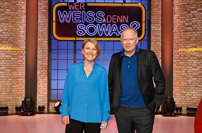 Als Kandidat:innen zu Gast bei „Wer weiß denn sowas?“: Die Schauspielerin Mareile Millowitsch (l.) und der Schauspieler Axel Milberg (r.). – Bild: ARD/Morris Mac Matzen Als Kandidat:innen zu Gast bei „Wer weiß denn sowas?“: Die Schauspielerin Mareile Millowitsch (l.) und der Schauspieler Axel Milberg (r.). – Bild: ARD/Morris Mac Matzen