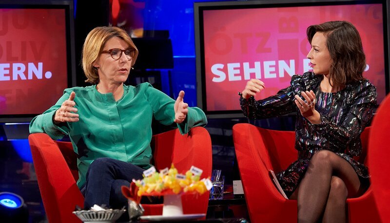 „Schöne Frauen“ dominieren die erste Route durch sechs Jahrzehnte. v.l.n.r. Bettina Böttinger und Bianca Hauda sehen fern. – Bild: WDR/​Melanie Grande