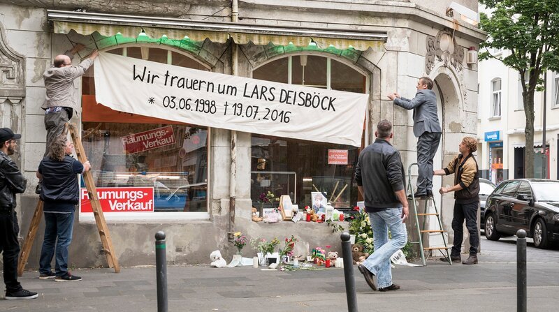Vorbereitungen für eine Mahnwache: Die Bürgerwehr und ihr Wortführer Dieter Gottschalk (Sylvester Groth, h.r.) instrumentalisieren den Mord an Lars Deisböc für ihre Zwecke. – Bild: WDR/​Thomas Kost