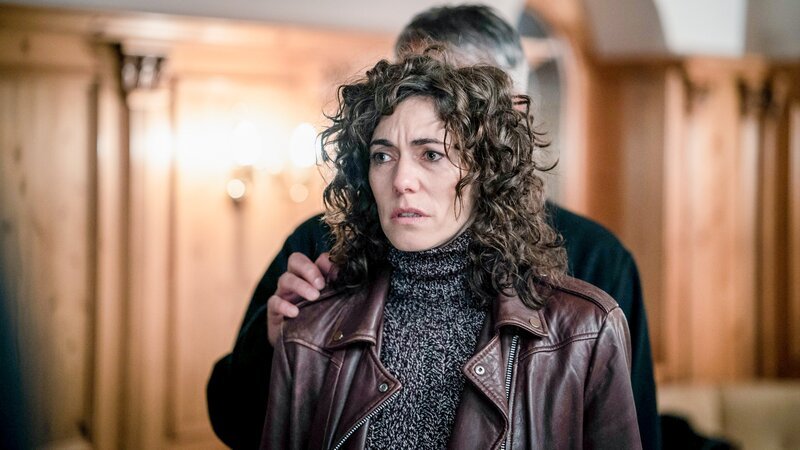 Toni (Katrin Lux) im Hotelrestaurant. – Bild: ORF/​BR/​Primary Pictures/​Martin Rattini