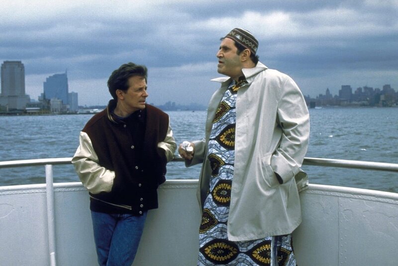 Mike (Michael J. Fox, l.) und Paul (Richard Kind, r.) machen sich auf die Suche nach dem verschwundenen Fackelträger. – Bild: ProSieben Fun