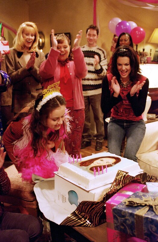 Sookie (Melissa McCarthy, hinten 2.v.l.) und Lorelai (Lauren Graham, r.) planen eine schöne Geburtstagsparty für Rory (Alexis Bledel, vorne l.), zu der auch wirklich Rorys Freunde eingeladen werden. Wird es Rory gelingen einen Weg zu finden, zu dieser Party zu gehen, ohne damit ihre Großeltern zu kränken?; Sookie (Melissa McCarthy, hinten 2.v.l.) und Lorelai (Lauren Graham, r.) planen eine schöne Geburtstagsparty für Rory (Alexis Bledel, vorne l.), zu der auch wirklich Rorys Freunde eingeladen werden. Wird es Rory gelingen einen Weg zu finden, zu dieser Party zu gehen, ohne damit ihre Großeltern zu kränken? – Bild: Warner Bros. Entertainment Inc. All Rights Reserved
