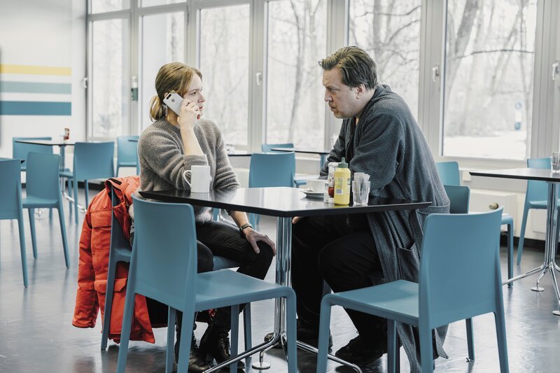 Ellie Stocker (Julia Jentsch, l.) und Gedeon Winter (Nicholas Ofczarek, r.) – Bild: RTL