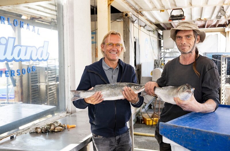 Frank Buchholz (l) mit Jan Geertsema, der den Fisch für das geplante Abendessen liefert. – Bild: WDR/​Melanie Grande