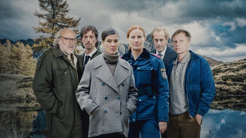 L-R: Flattacher (Johannes Flaschberger), Harry Weinisch (Michael Pink), Oberinspektorin Acham (Pia Hierzegger), Martina Schober (Jutta Fastian), Hannes Guggenbauer sen. (Helmut Bohatsch), Hannes Guggenbauer jun. (Robert Stadlober). – Bild: ORF/​Mona Film/​Tivoli Film/​Helga Rader