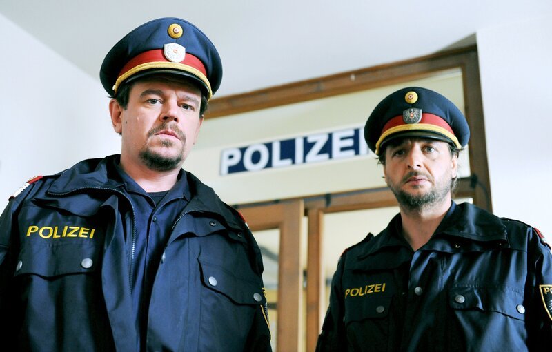 (v.li.): Raimund Wallisch (Paulmichl), Gerhard Greiner (Toni Steiger). – Bild: ORF/​Hubert Mican