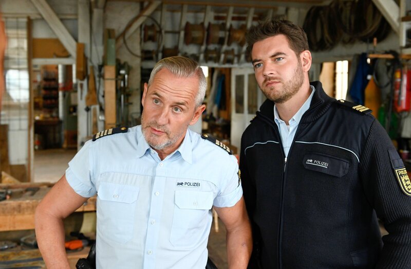 Paul Schott (TimWilde, l.) und Jakob Frings (Max König, r.) müssen einen dubiosen Sprengstofffund aufklären. Was steckt dahinter? – Bild: ORF/​Bavaria/​ARD/​SWR/​Laurent Trümper