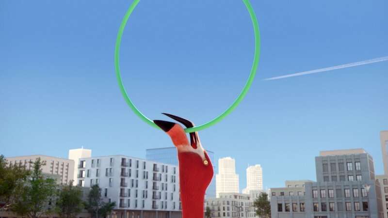 Der Flamingo wird plötzlich selbst Teil der Vorstellung … – Bild: Cube Creative Productions