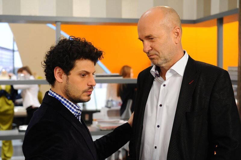 Luca (Manuel Cortez, l.) hält weiterhin nichts von Brunos (K. Dieter Klebsch, r.) Vorhaben und ist skeptisch, dass Bruno es wirklich geschafft haben könnte, Nina für seinen Plan zu gewinnen … – Bild: SAT.1 /​ Oliver Ziebe Eigenproduktionsbild frei
