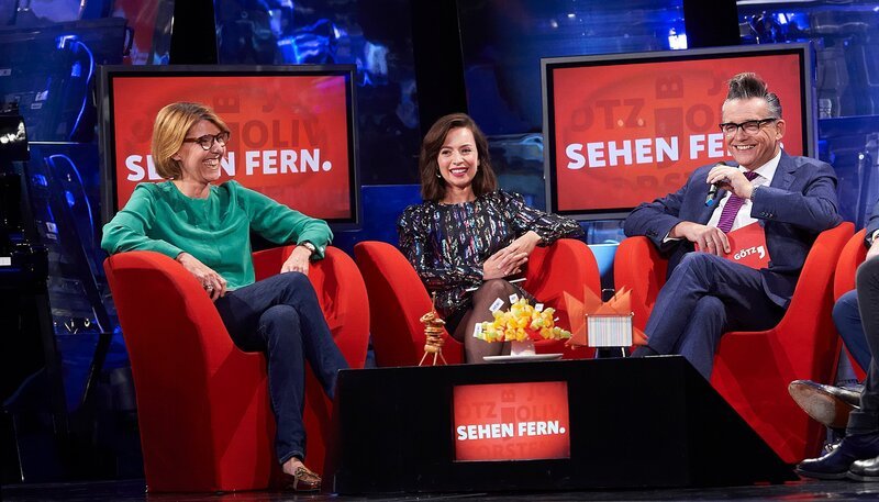 „Starke Männer“ dominieren die dritte Route durch sechs Jahrzehnte. v.l.n.r. Bettina Böttinger, Bianca Hauda und Götz Alsmann. – Bild: WDR/​Melanie Grande