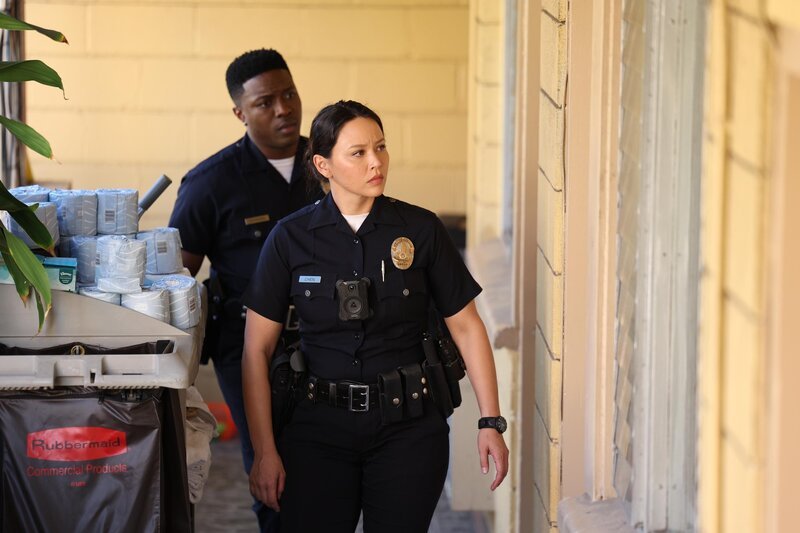 Officer Lucy Chen (Melissa O’Neil) und Aaron Thorsen (Tru Valentino) lauern einem Verdächtigen in einem Motel auf, um ein Baby zu retten. – Bild: FOXBURG FINANCING 5, LLC AND ABC SIGNATURE ALL RIGHTS RESERVED