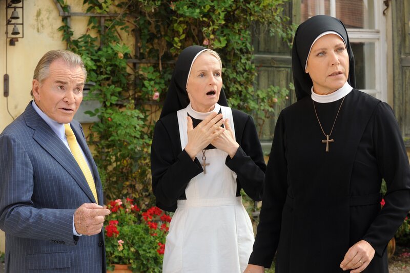 Schwester Hanna versucht den Streit zwischen Wöller und Ederer zu schlichten (v.li.: Fritz Wepper, Emanuela von Frankenberg, Janina Hartwig). – Bild: ORF