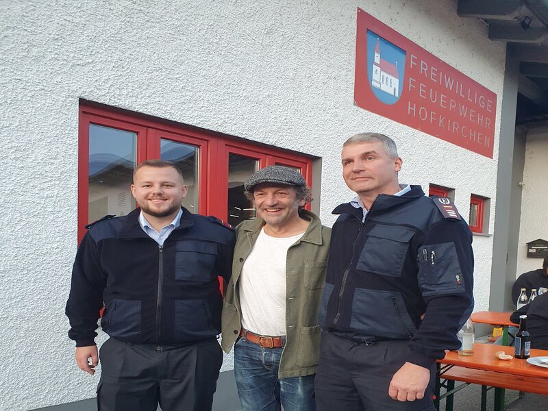 Von links: Kommandant Julian Binder, Schmidt Max und Ehrenkommandant Hans-Peter Binder von der Freiwilligen Feuerwehr Hofkirchen. – Bild: Joachim Walther /​ BR, south & browse GmbH /​ BR/​south & browse GmbH/​Joachim Walther