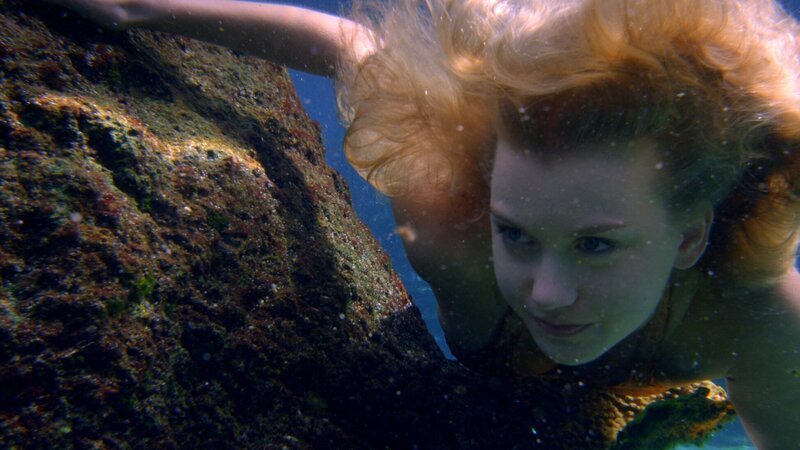Ondina (Isabel Durant) verfolgt Meermann Zac unter Wasser. – Bild: KiKA