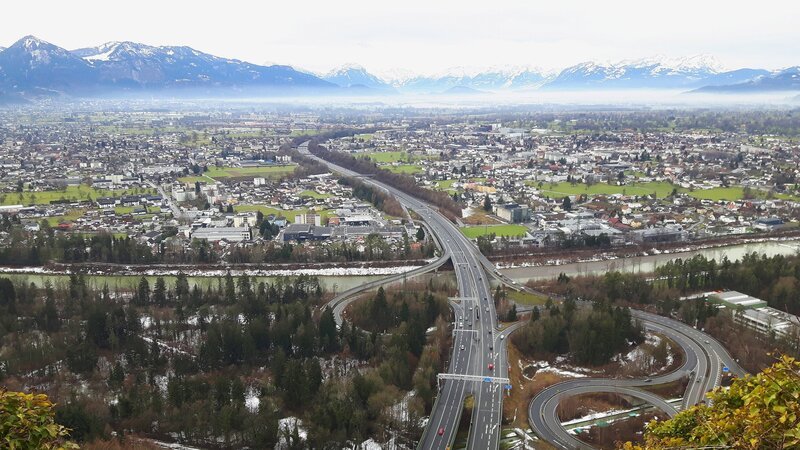 Das Alpenrheintal gehört zu den am dichtesten besiedelten Regionen Österreichs. Neben den Menschen leben hier auch seltene Tiere und Pflanzen in den Resten einer alten Kulturlandschaft. – Bild: SRF/​Leander Khil