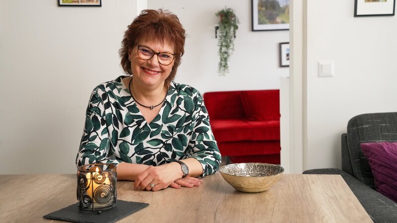 Martina, 62, Verkäuferin i. R. aus Wien, wünscht sich wieder einen Mann an ihrer Seite. In ihrer Küche hängt ein Schild mit der Aufschrift ‚Liebe und Phantasie sind die besten Gewürze‘. „Ein bisserl Salz ist aber schon auch gut“, wirft Nina Horowitz schmunzelnd ein. Sie kocht und backt mit Leidenschaft, stellt aber gleich klar: „Das soll nicht bedeuten, dass ich den ganzen Tag in der Küche stehe und den Mann bewirten werde.“ Viel lieber möchte sie mit ihrem zukünftigen Partner aktiv sein und auch das eine oder andere schickere Lokal besuchen. Dabei achtet sie besonders auf gute Manieren: „Schmatzen beim Essen oder mit der Kellnerin flirten geht gar nicht“. Zärtlichkeiten sind ihr in einer Beziehung auch besonders wichtig. Zusammenziehen kommt für Martina vorerst allerdings nicht infrage. Ihr Traummann soll sympathisch, humorvoll und elegant sein. Muskelprotze braucht Martina keine: „Die sehe ich eh oft genug im Fitnessstudio“. Dort lässt sich die Pensionistin auch selbst gern blicken, wie man in ihrem ‚Liebesg‘schichten’-Porträt sieht. Bart, lange Haare oder Tattoos sind ebenfalls nichts für sie. Der zukünftige Partner sollte zwischen 60 und 70 Jahre alt sein, möglichst schon in Pension und kulturell interessiert sein. Theater-, Kabarett- oder Ausstellungsbesuche gehören für die sympathische 62-Jährige einfach dazu. Auf die Idee, sich bei den ‚Liebesg‘schichten und Heiratssachen’ zu bewerben, brachte sie ihre eineiige Zwillingsschwester: „Mit ihr habe ich bis heute ein enges Verhältnis.“ Nach einer zwölfjährigen Ehe und einer ebenso langen Lebensgemeinschaft hofft Martina jetzt auf einen Mann, mit dem sie ihre größte Sehnsucht teilen kann: „Zweisamkeit, ein Miteinander und ein Wir.“ – Bild: ORF/​Talk TV/​Gustl Gschwantner