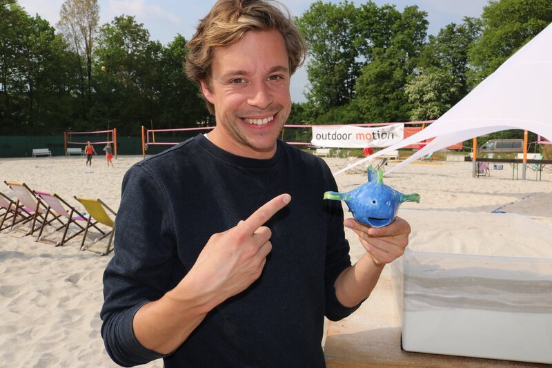 Tobi soll diesen Keramik-Fisch im Sand versinken lassen – ohne zu graben und ohne zu drücken. – Bild: BR/​megaherz gmbh/​Mathias Hagn