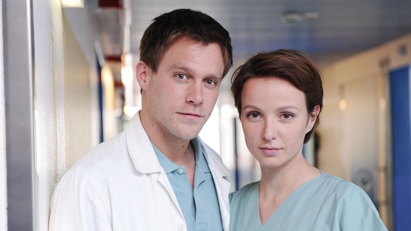Ken Duken (Dr. Markus Höchstmann), Julia Koschitz (Dr. Lydia Martischek). – Bild: 3sat Ken Duken (Dr. Markus Höchstmann), Julia Koschitz (Dr. Lydia Martischek). – Bild: 3sat