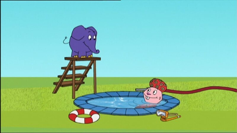 Hase und Elefant wagen einen Sprung ins Wasser. – Bild: WDR