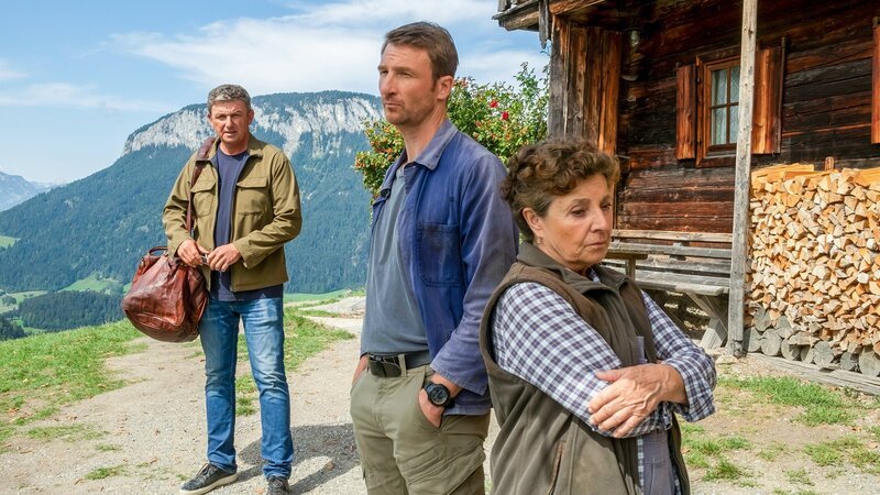 Der Bergdoktor Staffel 16 Spiel mit dem Feuer – Teil 2 Zwei Männer und eine Frau: Hans Sigl als Bergdoktor Dr. Martin Gruber, Heiko Ruprecht als Hans Gruber, Monika Baumgartner als Lisbeth Gruber – Bild: SRF/​ZDF/​Erika Hauri