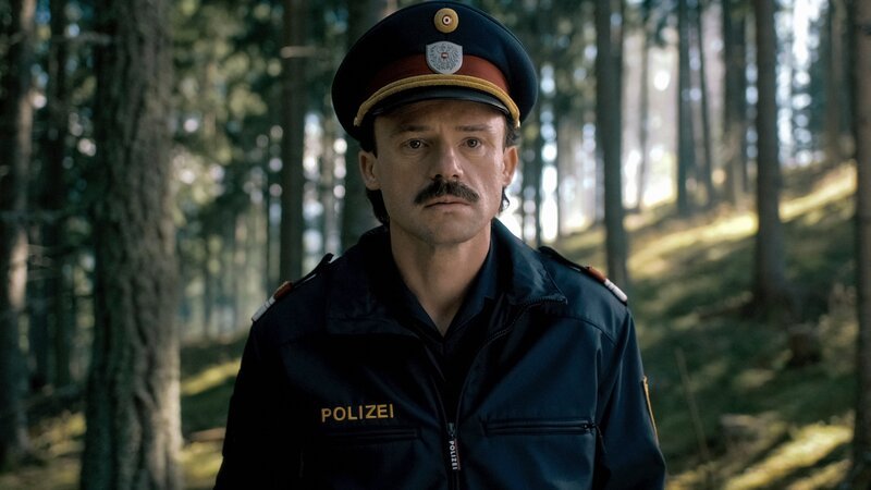 Hannes Muck (Gerhard Liebmann) im Wald. – Bild: ZDF /​ Toni Muhr