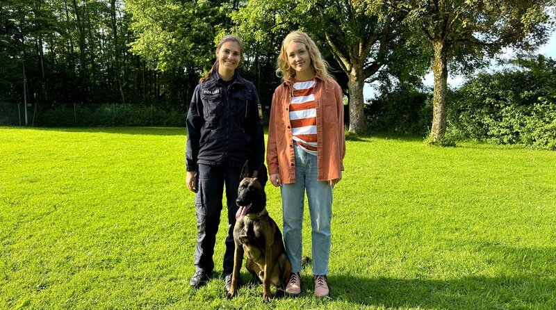 Polizeiobermeisterin Nadja und ihr Hund Loki sind noch in der Polizeihunde-Ausbildung. (Nina Ploghaus, Nadja R.). – Bild: BR/​Text und Bild Medienproduktion GmbH & Co. KG/​Karen Markwardt