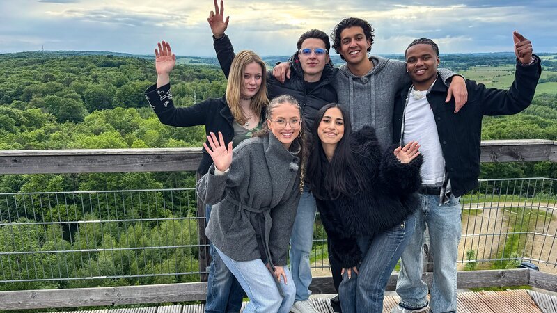 Johanna, Nele, Nick, Mahak, Lorian und Azad erleben das Allstars Abenteuer im Wald. – Bild: ZDF/​Matthias Busch