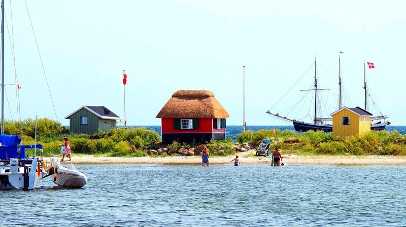 Typisch für die Insel Ærø sind die Badehäuser. – Bild: 3sat