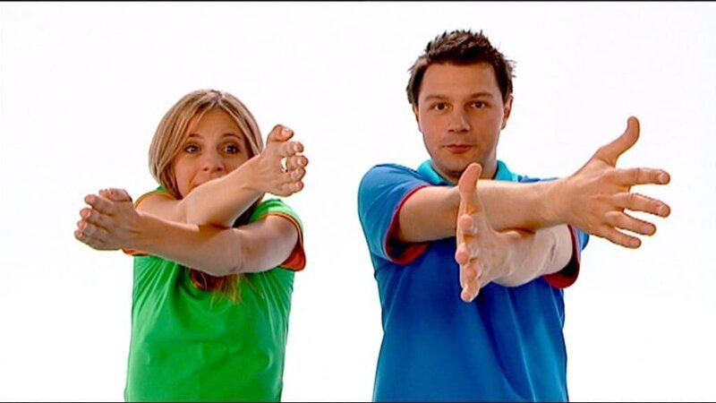 Tanja und André spielen ein Spiel, bei dem sie ihre Finger kreuzen. – Bild: WDR