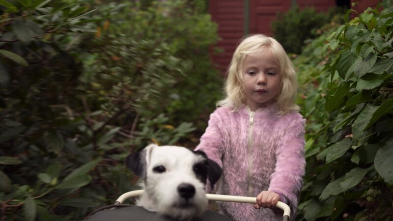Mara und Ludo, der Hund von Omas Nachbarn, machen einen Ausflug. – Bild: KiKA