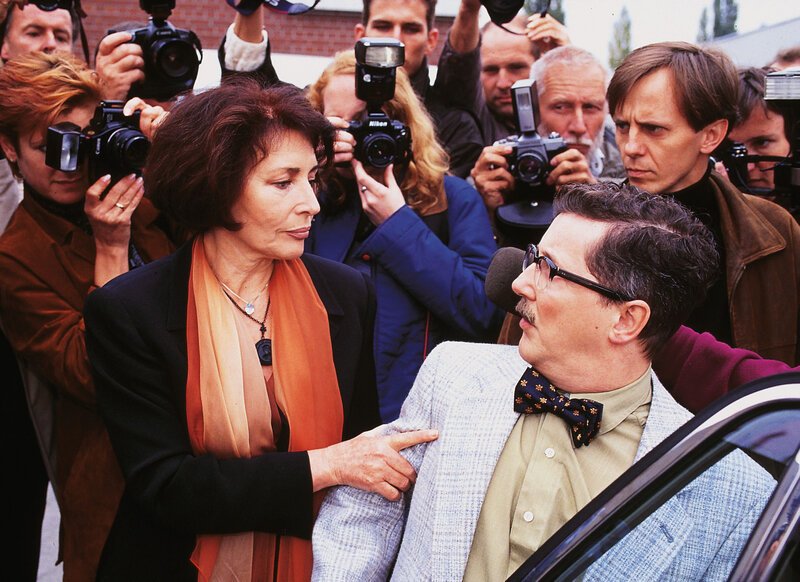 Eine hämische Presse stürzt sich wegen der gefälschten Sissi-Briefe auf Katharina von Preiss (Christine Wodetzky, li.). Da kommt Gregor Wünsche (Santiago Ziesmer), Ilses Freund, gerade richtig. – Bild: RTL