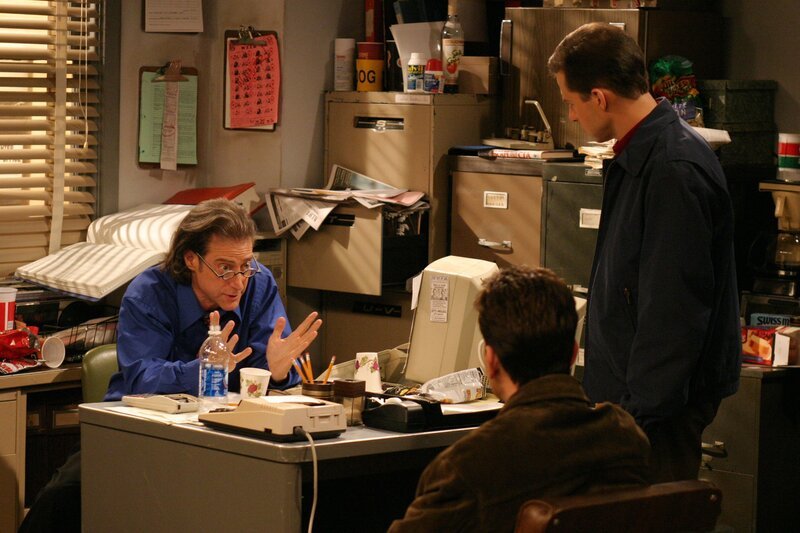 Über Stans (Richard Lewis, l.) Verhalten sind Charlie (Charlie Sheen, M.) und Alan (Jon Cryer, r.) etwas irritiert … – Bild: © Warner Brothers Entertainment Inc.