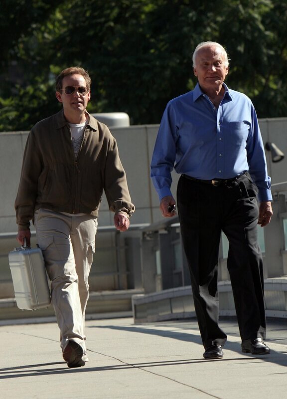 Während Larry (Peter MacNicol, l.) mit Buzz Aldrin (Buzz Aldrin, r.) ins All geschossen wird, sind Don und Charlie auf der Spur eines Serienmörders … – Bild: Paramount Network Television