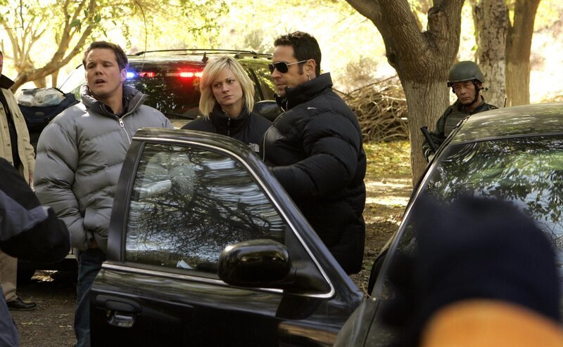 Don (Rob Morrow, 2.v.r.), Rachel (Teri Polo, 2.v.l.) und Colby (Dylan Bruno, l.) suchen Abner Stone, der seine Anhänger in den Tod schicken möchte … – Bild: Paramount Network Television