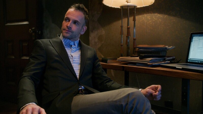Was hat es mit dem Geld auf sich, das der Killer jeweils am Tatort zurücklässt? Holmes (Jonny Lee Miller) ermittelt … – Bild: CBS Television