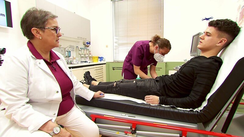 Hat der Patient mit dem hohen Blutdruck seine Medikamente abgesetzt? – Bild: RTLZWEI