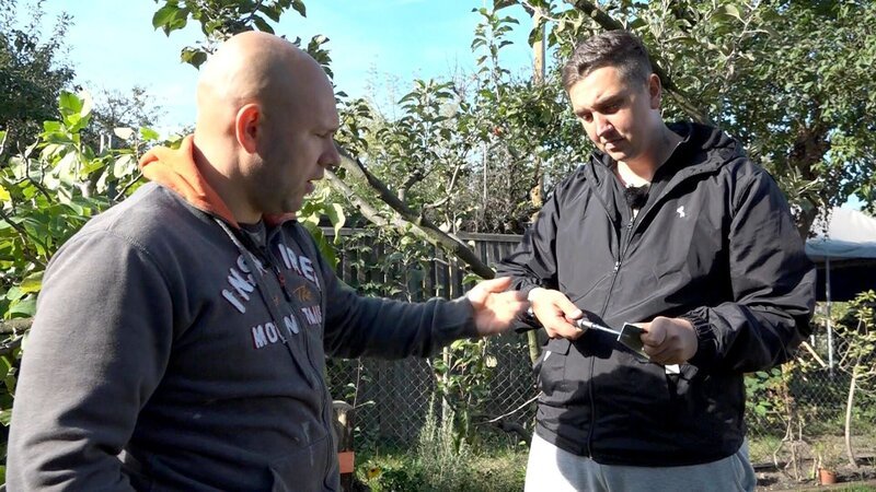 Ronny und Steffen haben sich viel zugemutet. Möglicherweise zu viel. Es geht um neue Platten für den Gehweg ihrer Parzelle. Doch diese müssen erstmal in den Garten geschleppt werden – ein hartes Stück Arbeit.; Ronny und Steffen haben sich viel zugemutet. Möglicherweise zu viel. Es geht um neue Platten für den Gehweg ihrer Parzelle. Doch diese müssen erstmal in den Garten geschleppt werden – ein hartes Stück Arbeit. – Bild: RTL Zwei