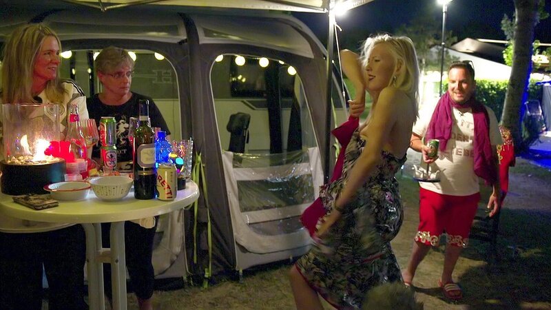 Burlesque-Tänzerin Setty heizt den Campern ein – Bild: RTLZWEI